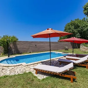 Laura - Pul470 By Interhome Pula